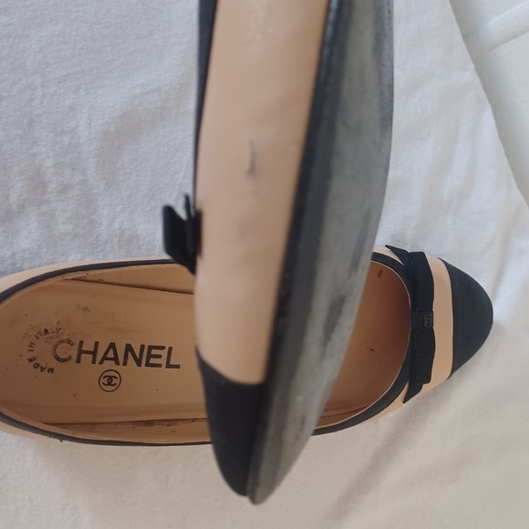 Chanel Shoe Size 40 beige & Black Leather Almond Toe Interlocking CC flat Shoes - Picture 12 of 12